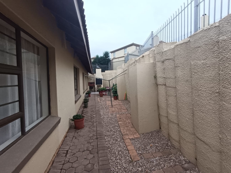To Let 3 Bedroom Property for Rent in Island View Western Cape